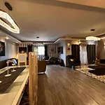 Luxury Apartment Close To All Shopping Malls