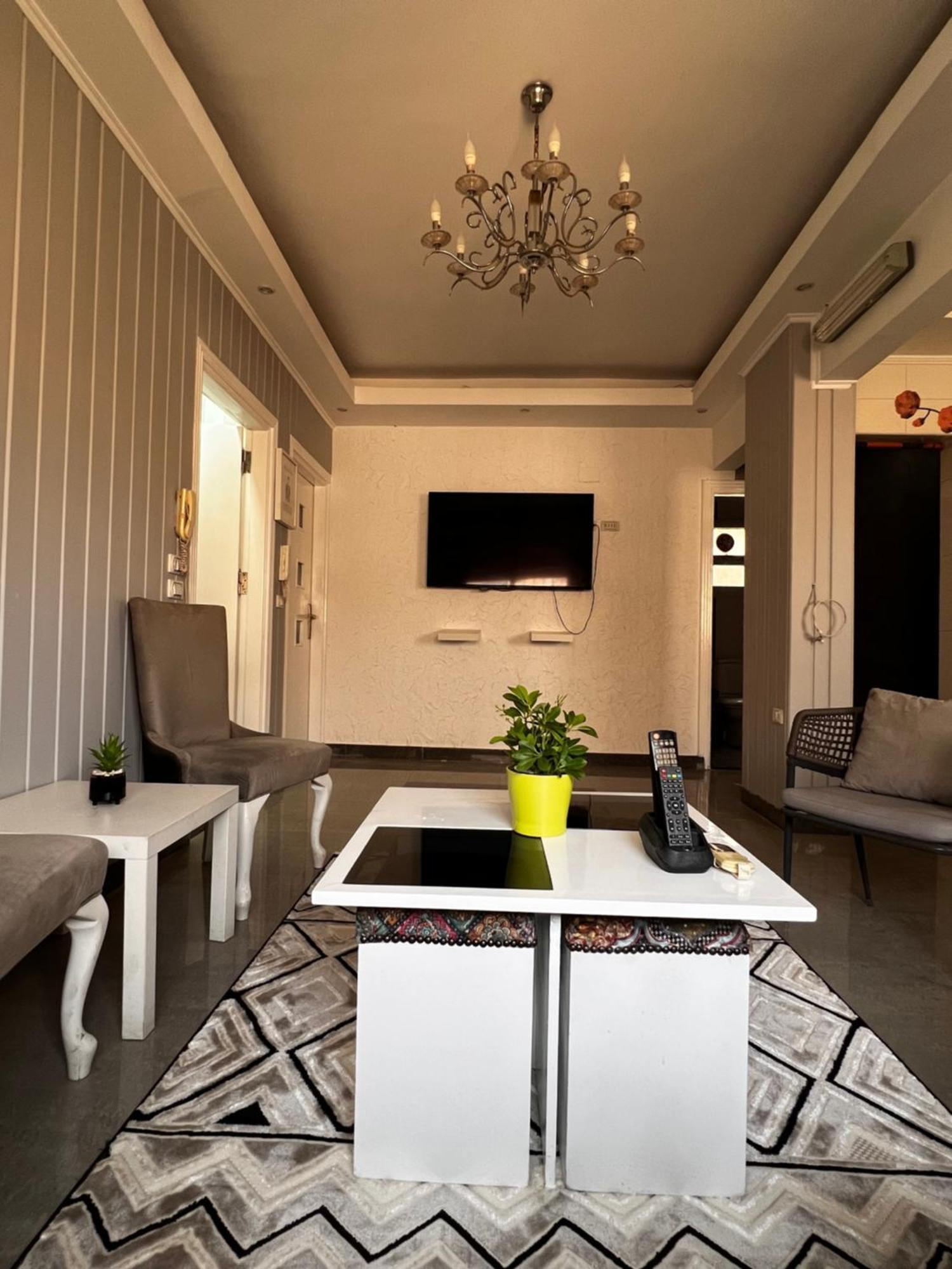 Luxury Close To Shopping Malls