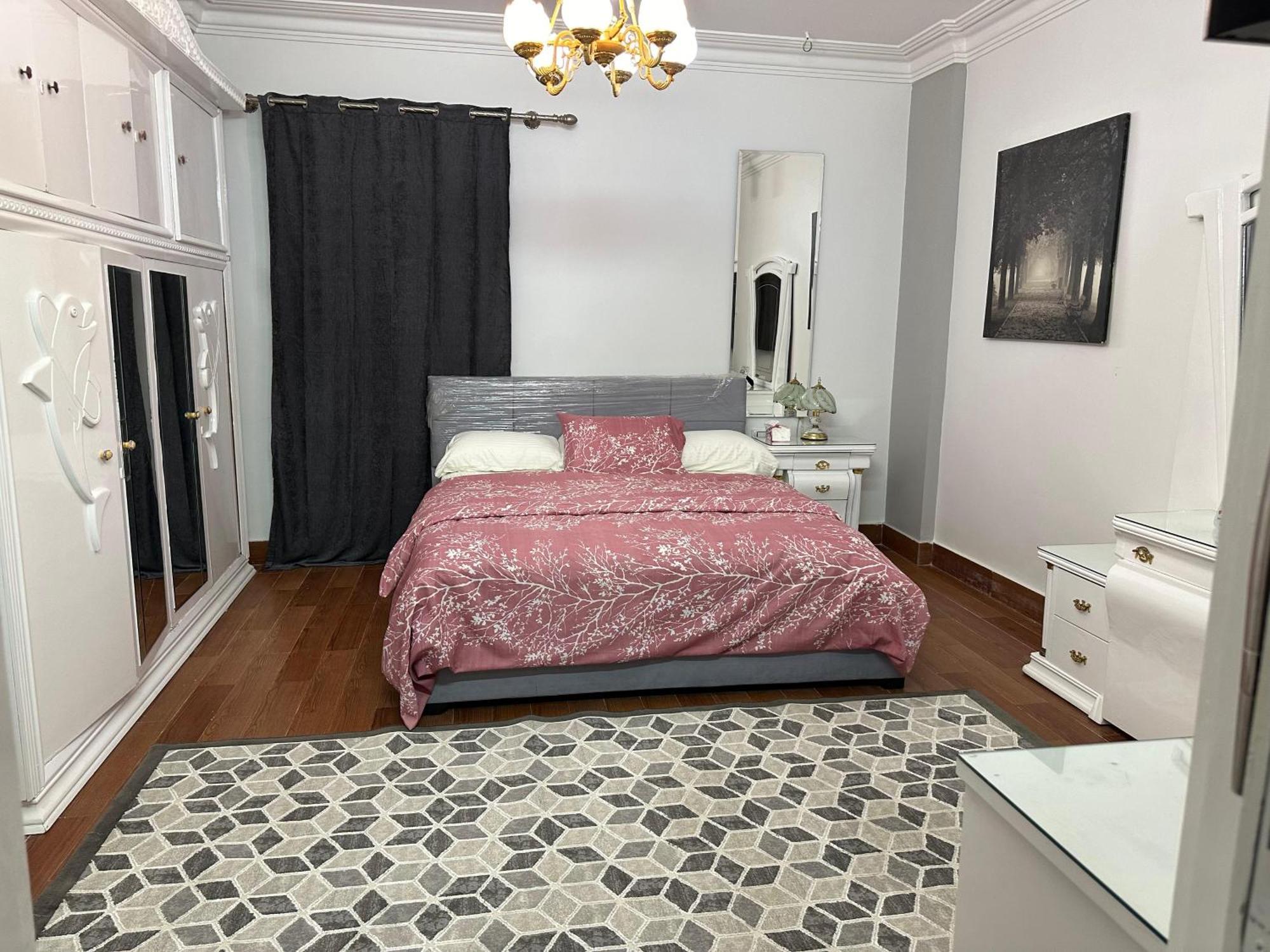 Luxury Close To Shopping Malls Apartment