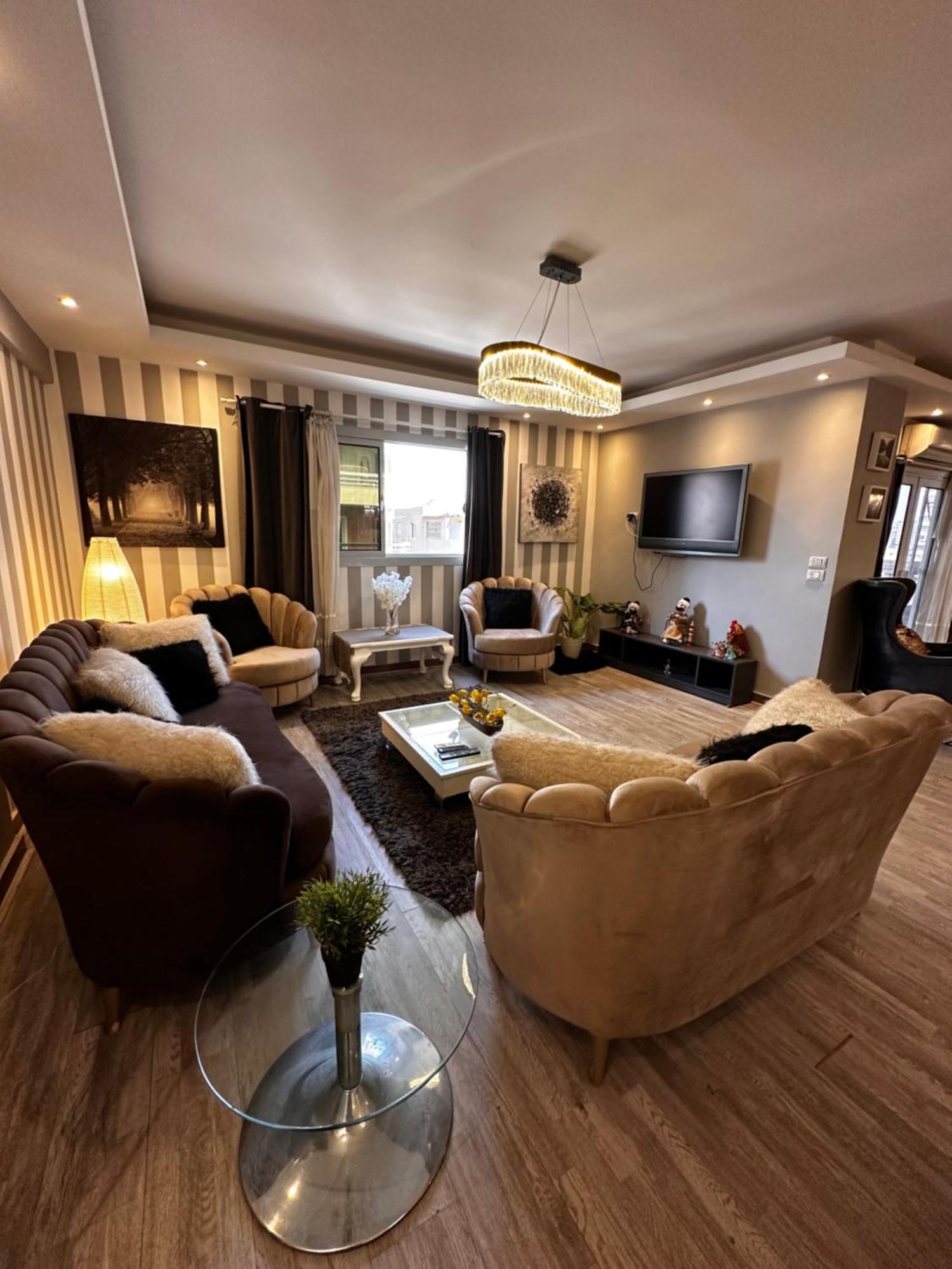 Luxury Close To Shopping Malls