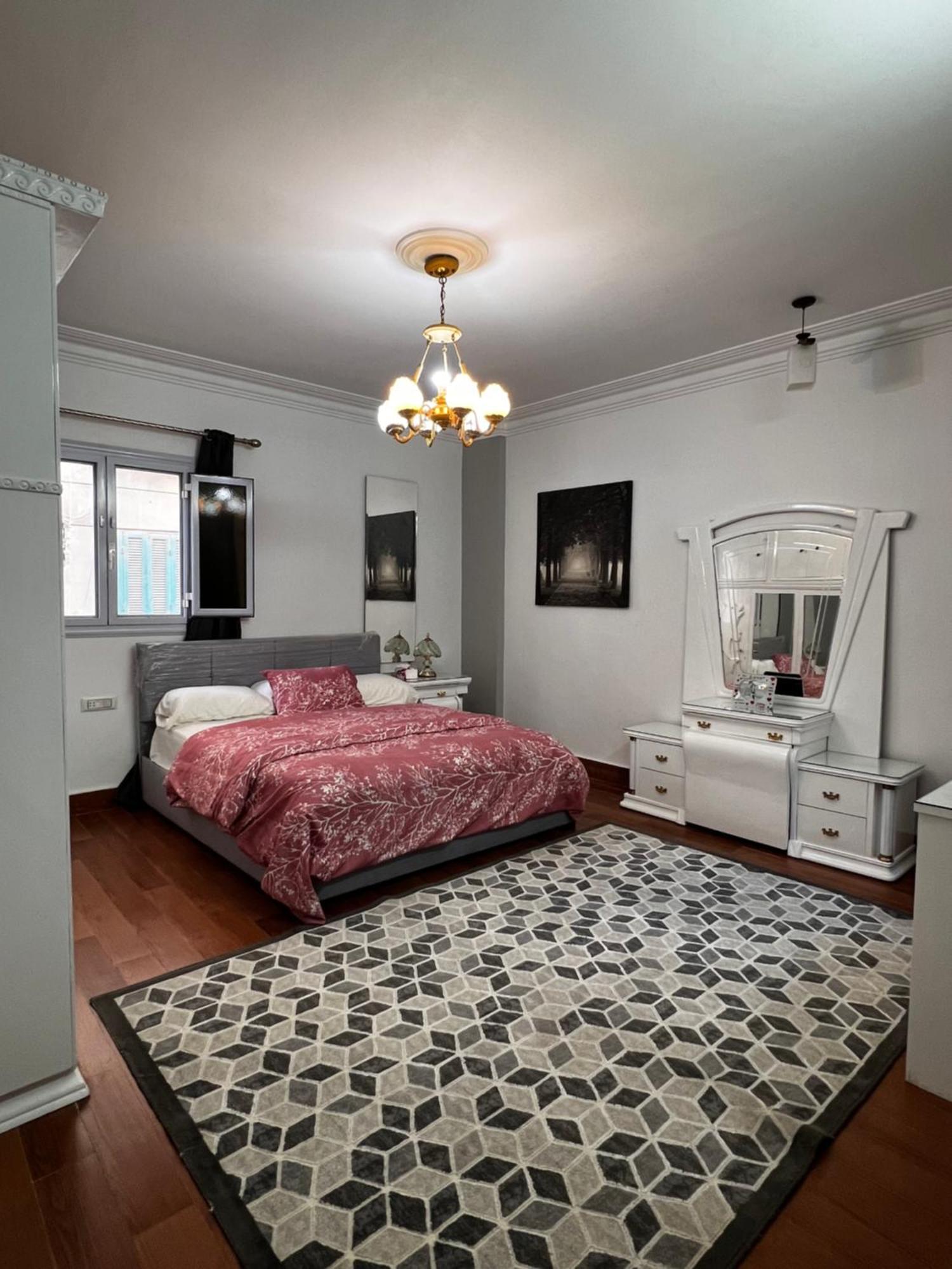 Luxury Close To Shopping Malls Apartment