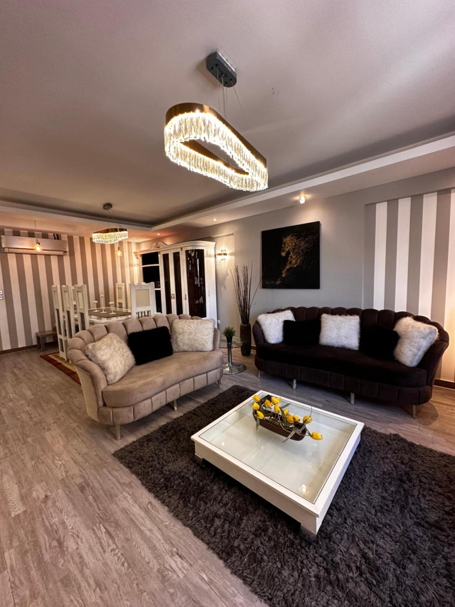Apartment Luxury Close To Shopping Malls