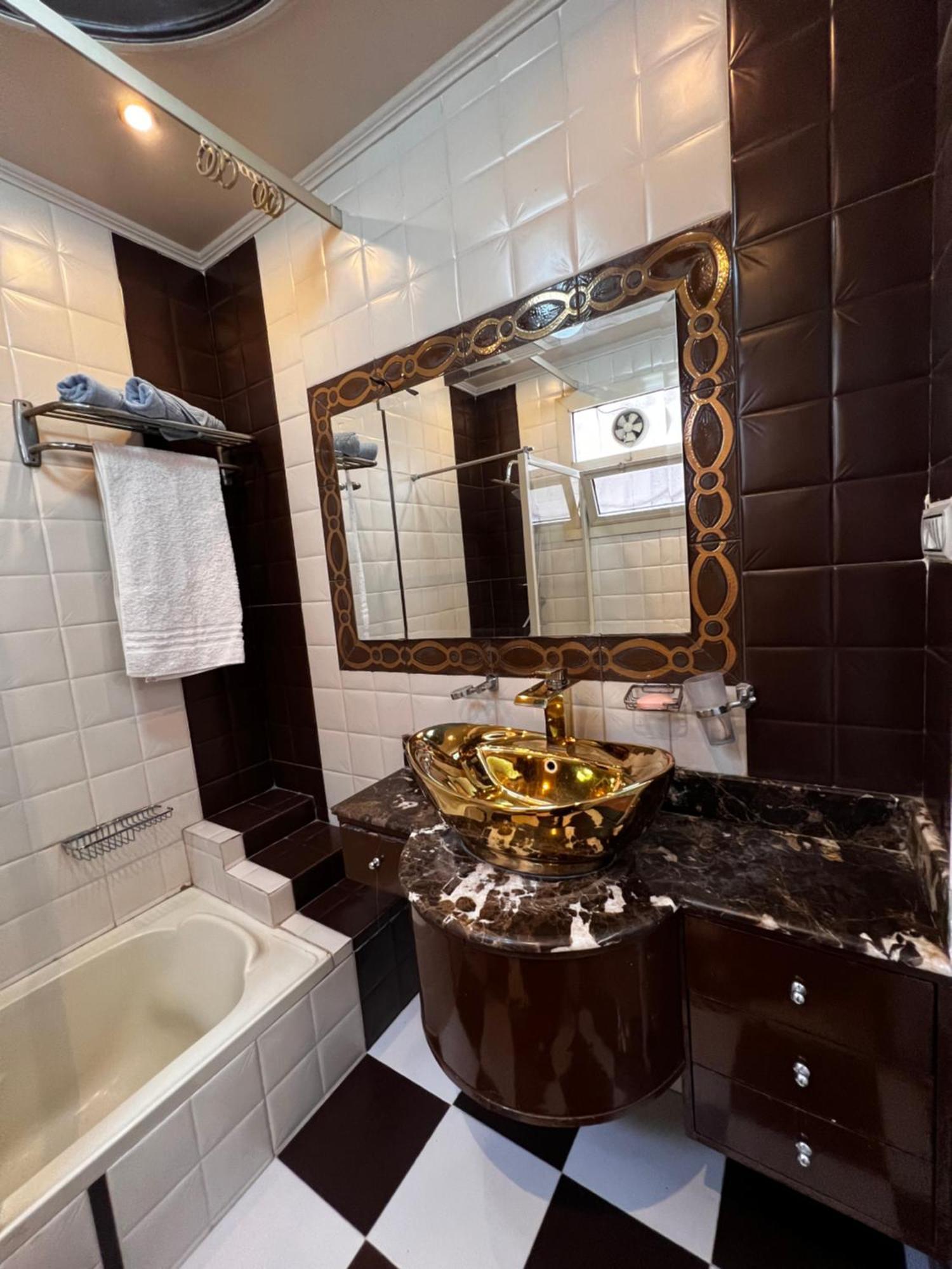 Luxury Close To Shopping Malls Apartment *