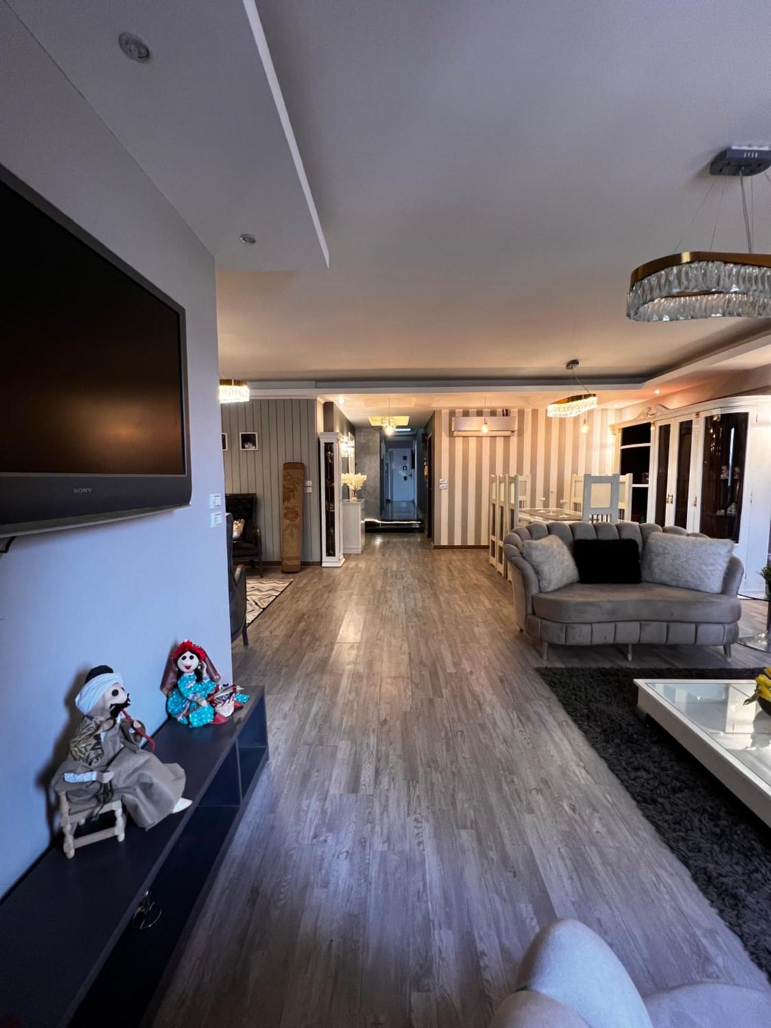 Luxury Close To Shopping Malls