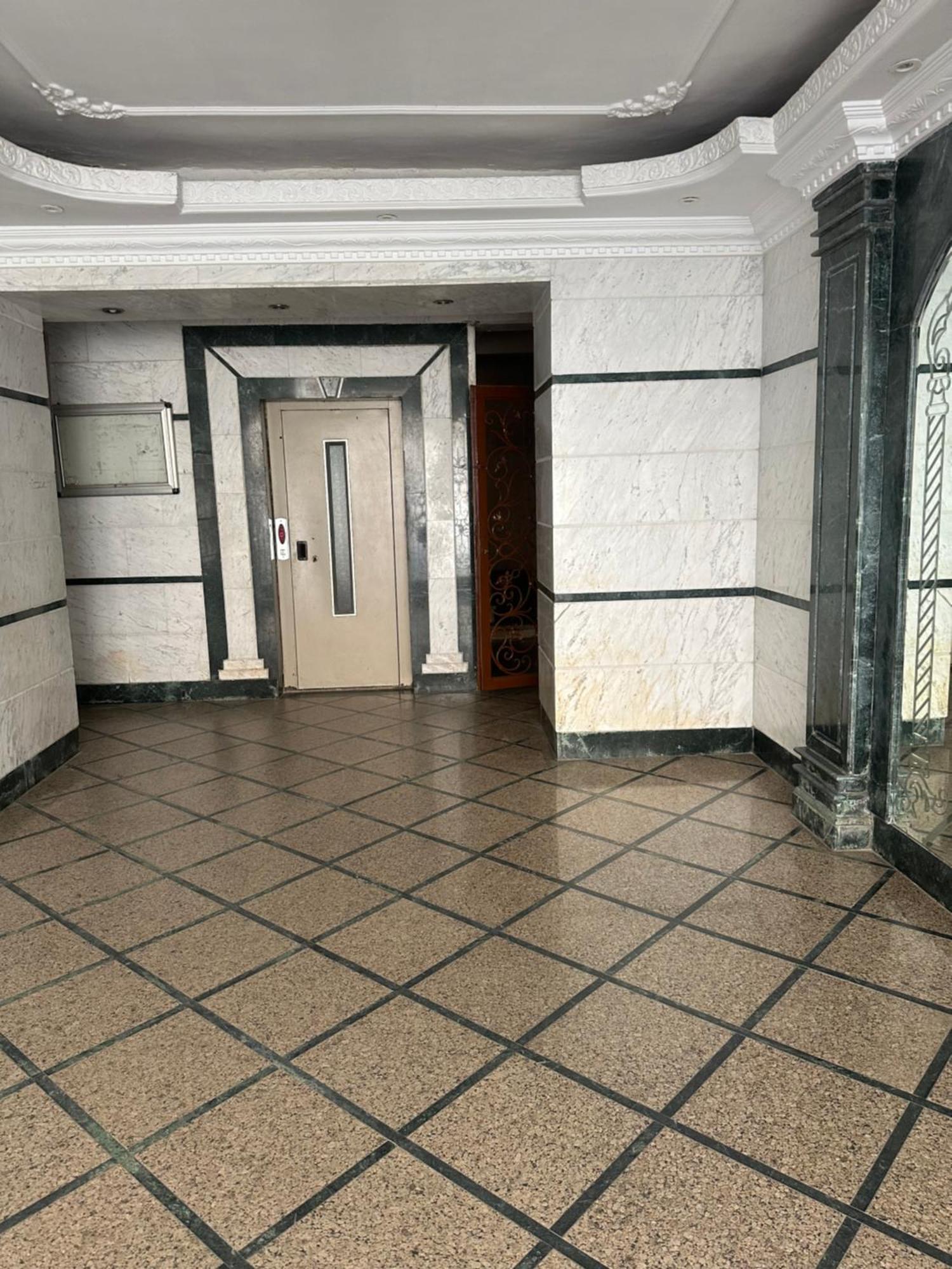 Luxury Close To Shopping Malls
